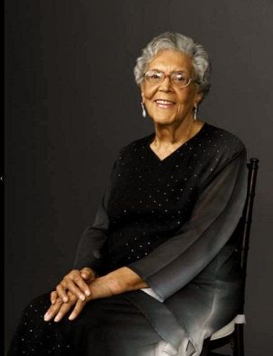 Photograph of African-American sculptor Elizabeth Catlett (1915-2012).