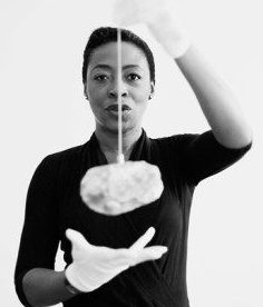 Photographic portrait of the artist Otobong Nkanga, taken at the Stedelijk Museum Schiedam (Netherlands). Source: AFRICANAH.org - an Arena for Contemporary African, African-American and Caribbean Art